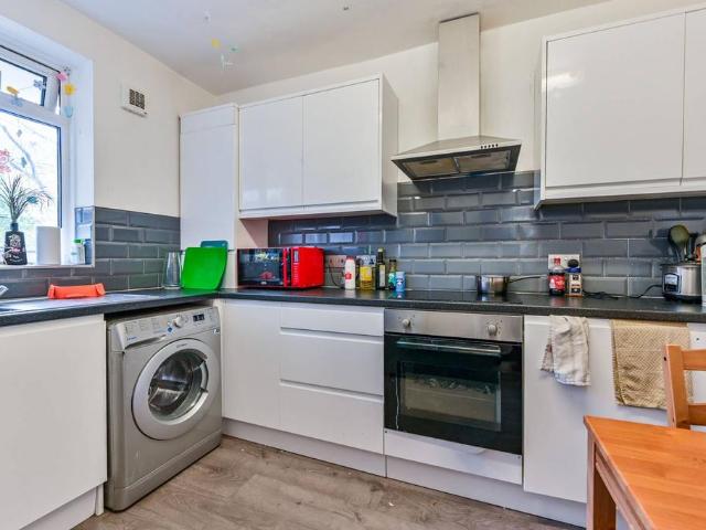 4 bedroom flat for sale