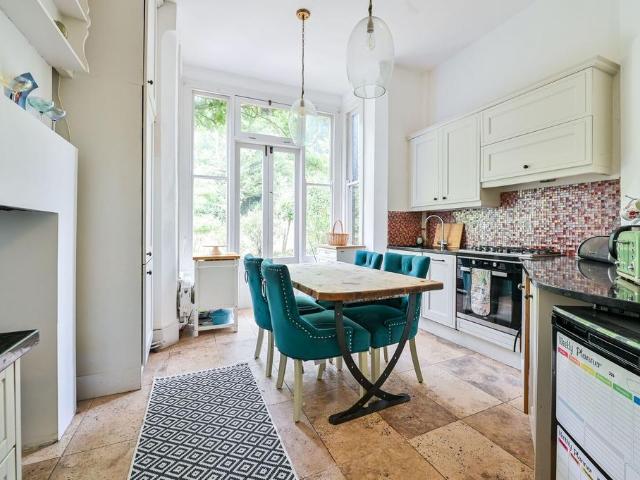 4 bedroom flat for sale