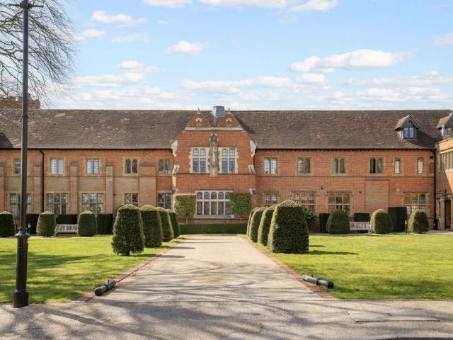 4 bedroom flat for sale