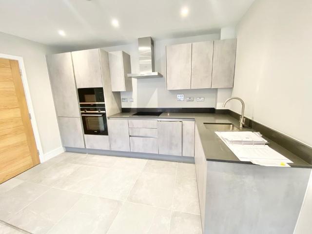 4 bedroom flat for sale
