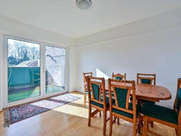 4 bedroom flat for sale
