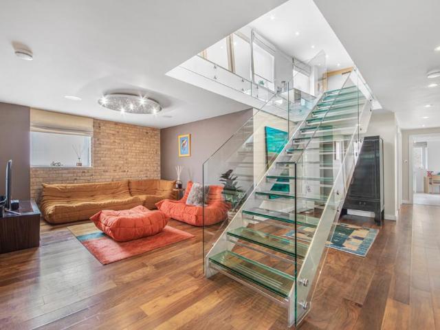 4 bedroom flat for sale