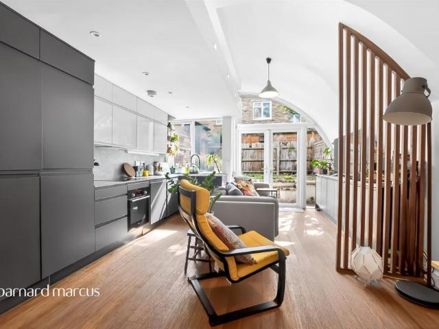 4 bedroom flat for sale