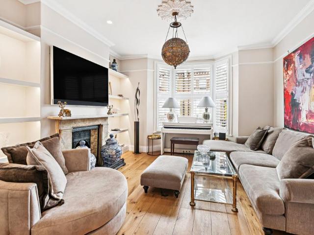 4 bedroom flat for sale