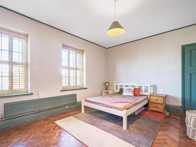 4 bedroom flat for sale