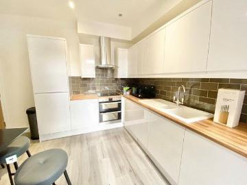 4 bedroom flat for sale
