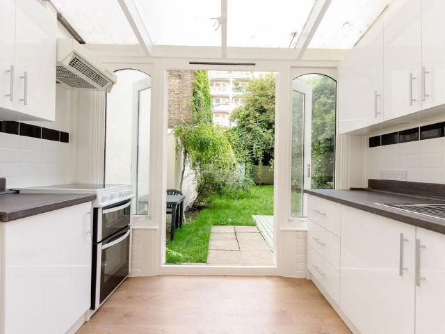 4 bedroom flat for sale