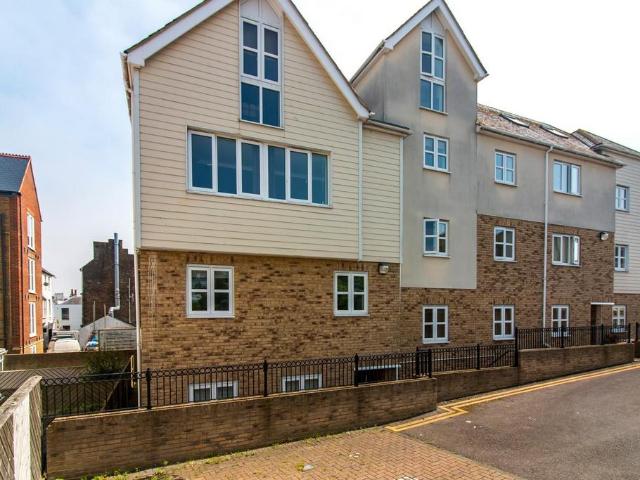 4 bedroom flat for sale