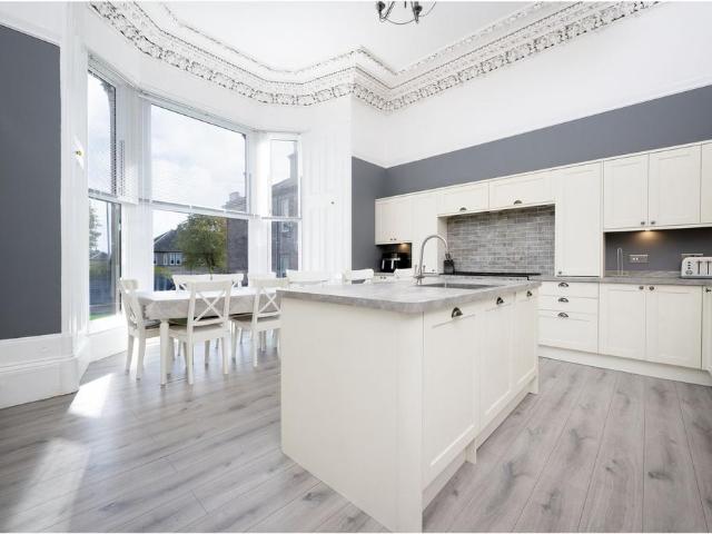 4 bedroom flat for sale