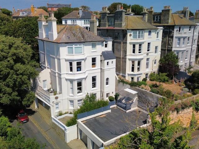4 bedroom flat for sale