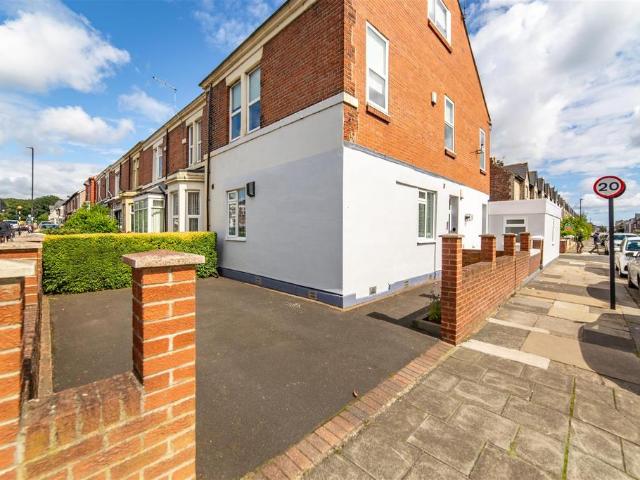 4 bedroom flat for sale