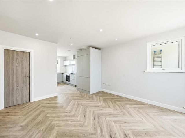 4 bedroom flat for sale