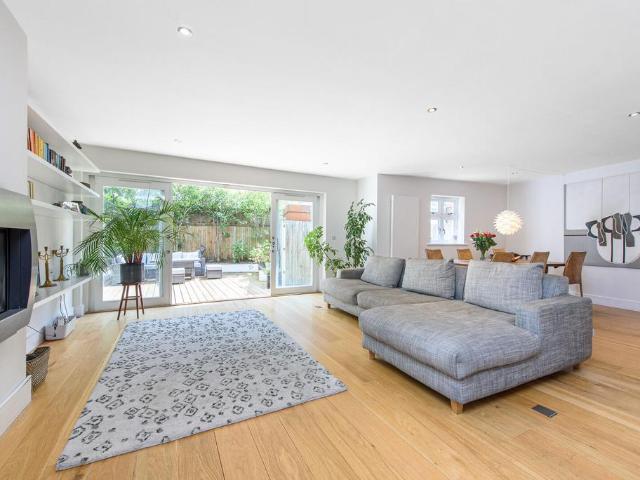 4 bedroom flat for sale