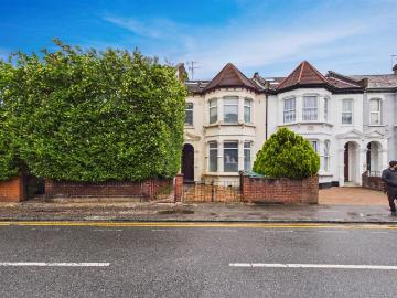 4 bedroom flat for sale