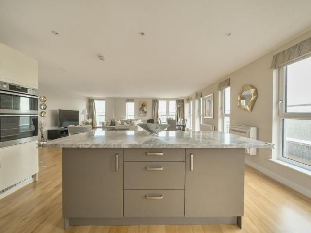 4 bedroom flat for sale