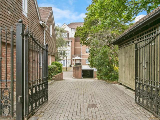 4 bedroom flat for sale
