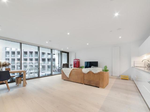 4 bedroom flat for sale