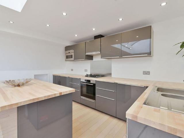 4 bedroom flat for sale
