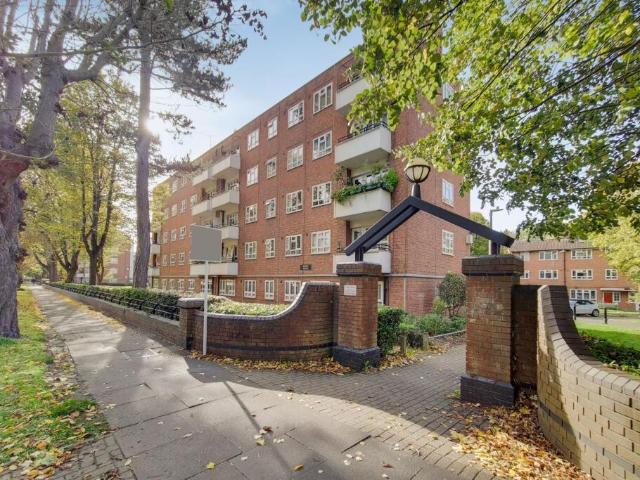 4 bedroom flat for sale