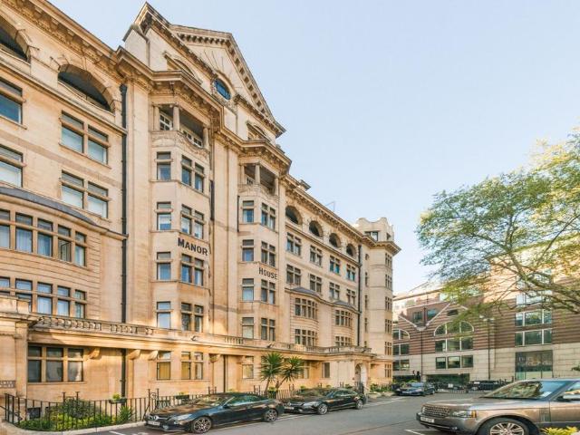 4 bedroom flat for sale