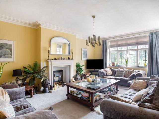 4 bedroom flat for sale