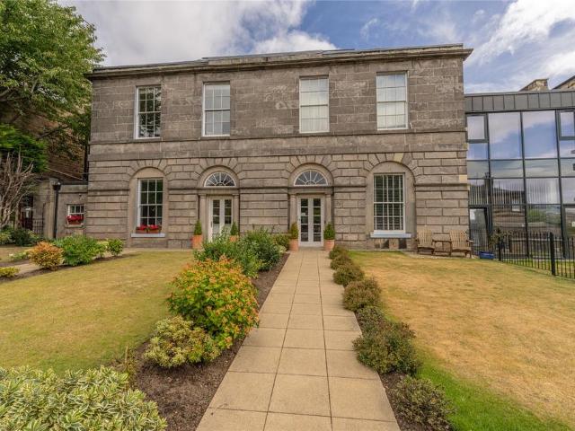 4 bedroom flat for sale