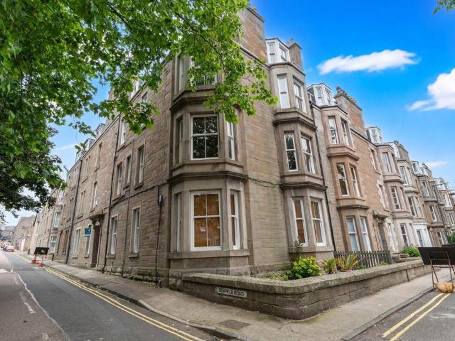 4 bedroom flat for sale