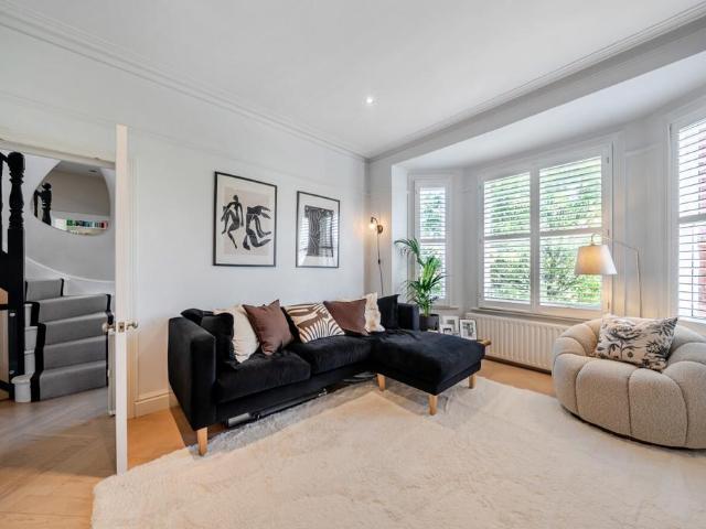 4 bedroom flat for sale