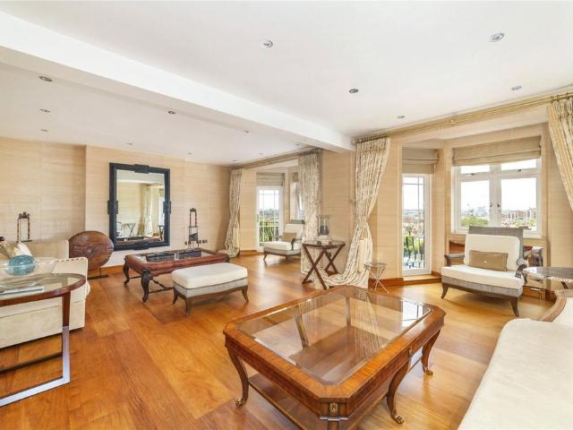 4 bedroom flat for sale