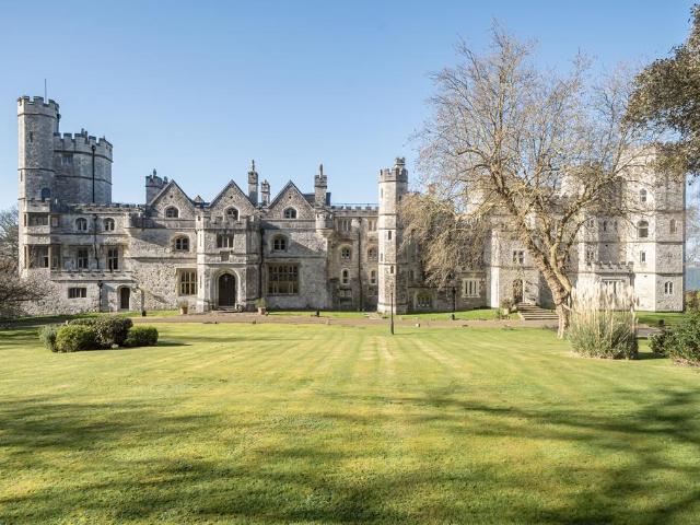 4 bedroom flat for sale