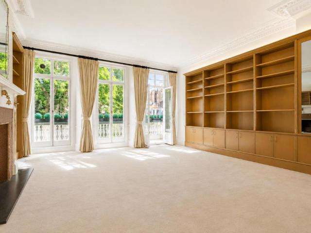 4 bedroom flat for sale
