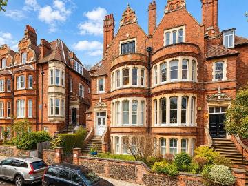 4 bedroom flat for sale