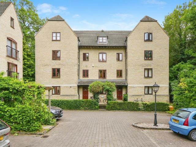 4 bedroom flat for sale