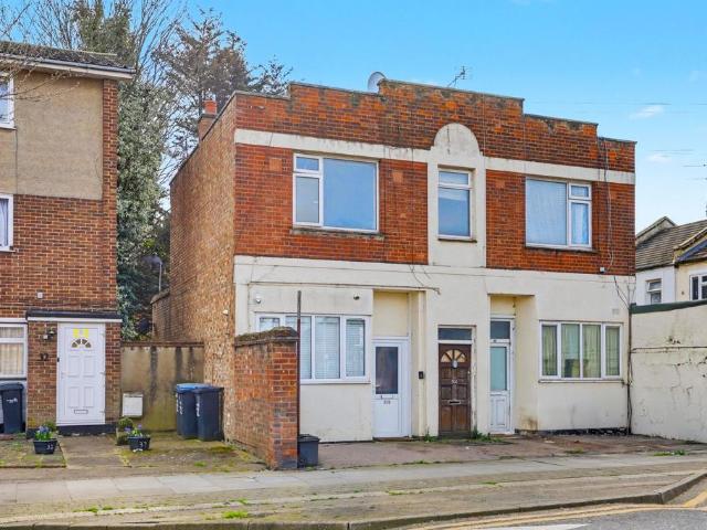 4 bedroom flat for sale