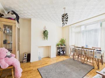 4 bedroom flat for sale