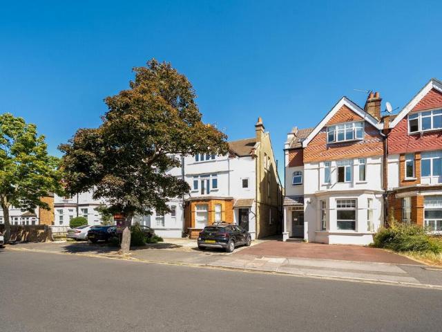 4 bedroom flat for sale