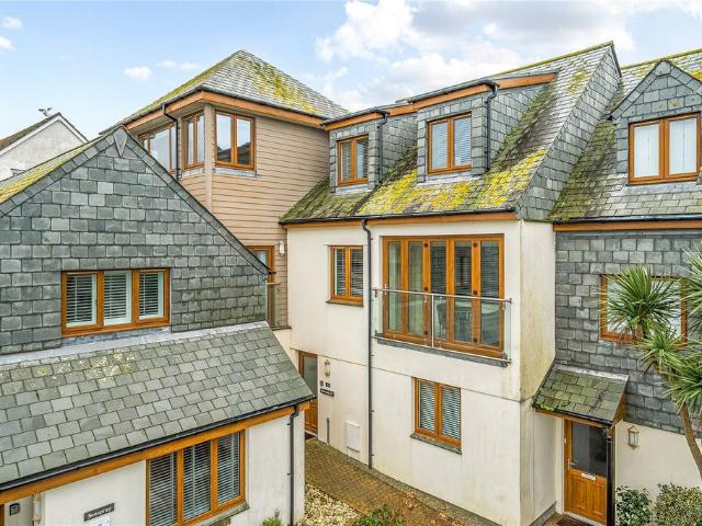 4 bedroom flat for sale