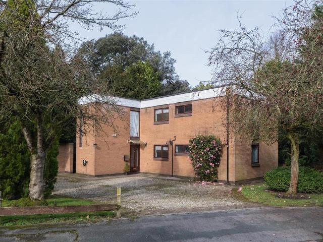 4 bedroom flat for sale