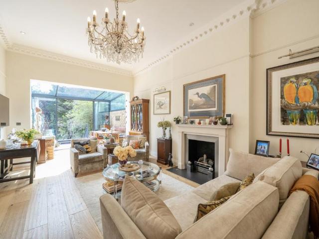 4 bedroom flat for sale
