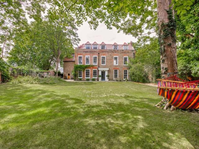 4 bedroom flat for sale