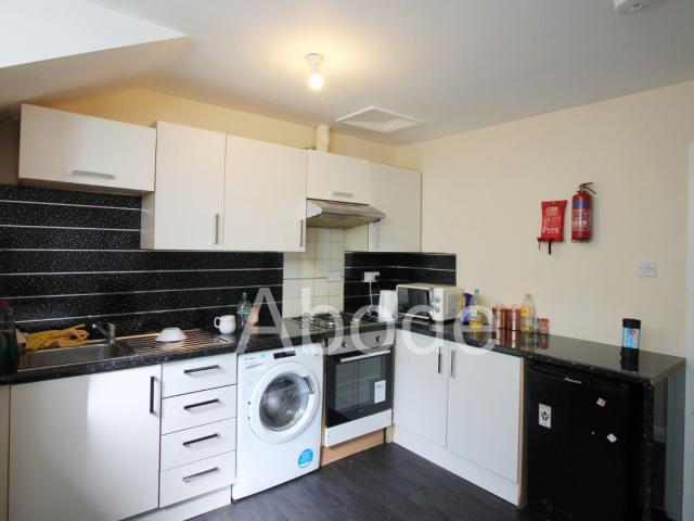 4 Bedroom Flat for rent at Apt 10 69 Clarendon Road, Hyde Park, Leeds
