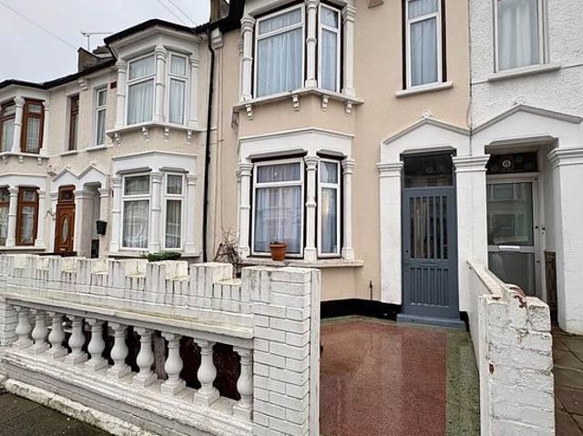 4 bedroom flat in Barking