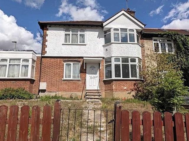 4 bedroom flat in Barnet