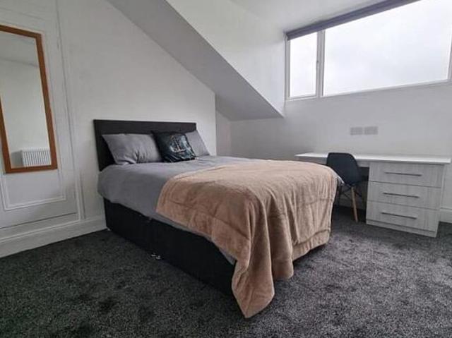 4 bedroom flat in Leeds