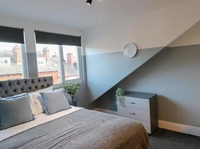 4 bedroom flat in Leeds