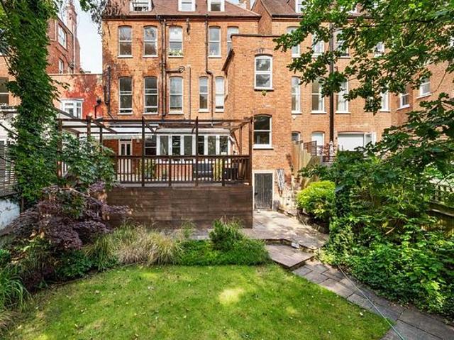 4 bedroom flat in London