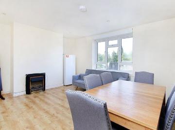 4 bedroom flat in London
