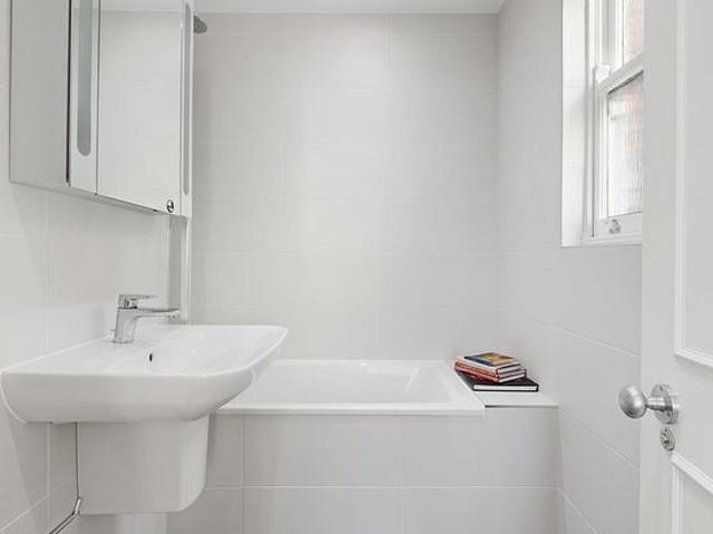 4 bedroom flat in London