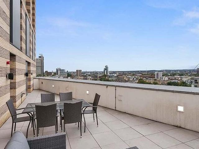 4 bedroom flat in London