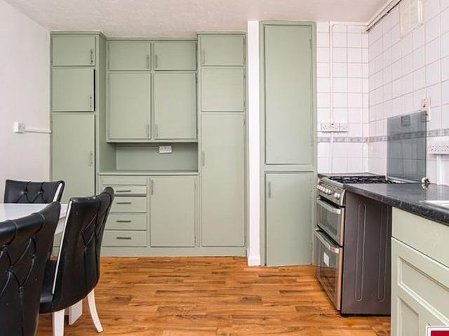 4 bedroom flat in London
